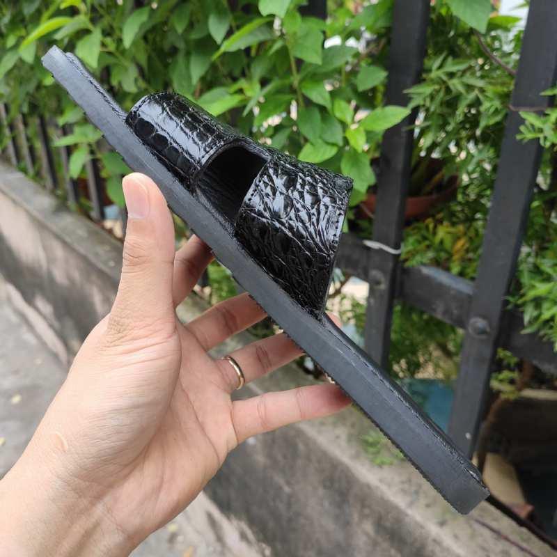 Dép ngang da bụng cá sấu rất êm!