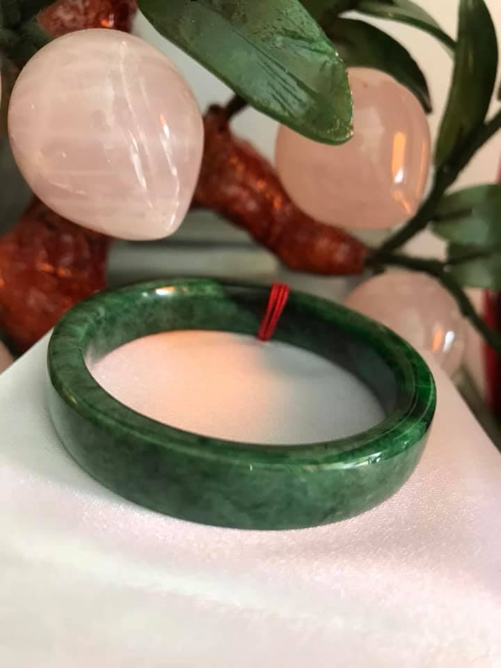 VÒNG TAY ĐÁ CẨM THẠCH TỰ NHIÊN BẢN VUÔNG XANH ĐẬM 50MM RẤT SANG ĐẸP SIZE VÒNG 50MM BẢN CAO 10,5mm X DẦY 6mm MÀU XANH BÔNG ĐẬM BÓNG ĐẸP LẮM NỮ 45kg - 52kg ĐEO Ạ