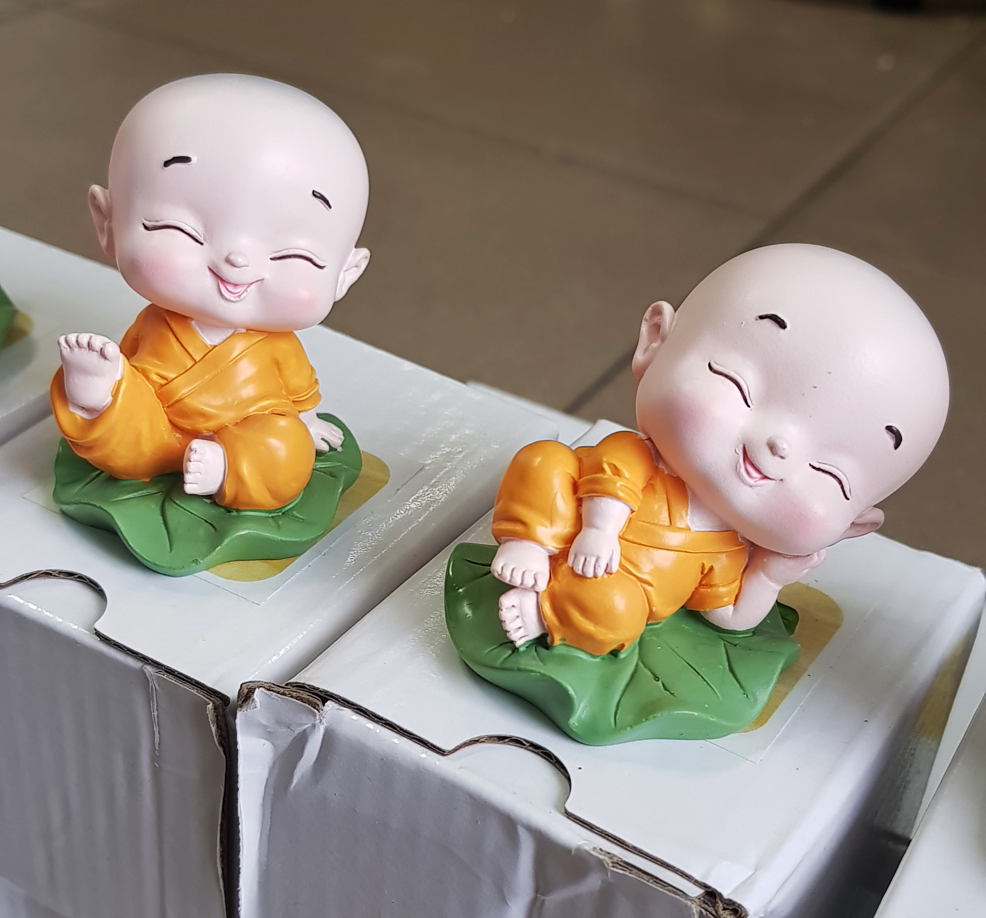 Bộ 04 chú tiểu lá sen áo vàng kèm chân đế giả gỗ