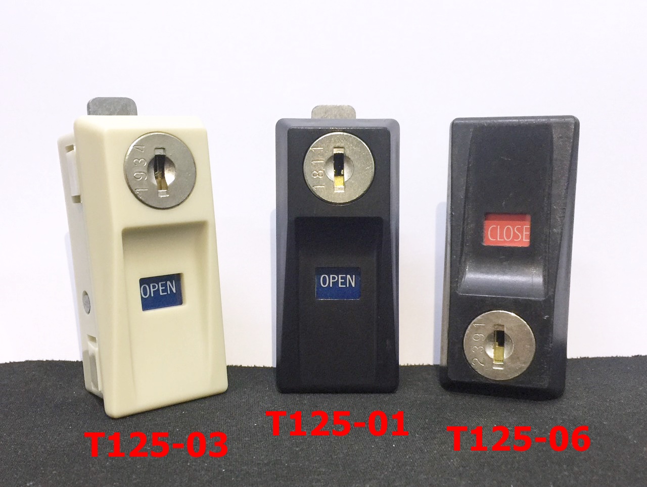 Khóa tủ lùa tủ sắt màu đen Hòa Phát 2 cánh trượt T6 chìa thau T125-06 & T125-01 chính hãng có chữ Open/Close