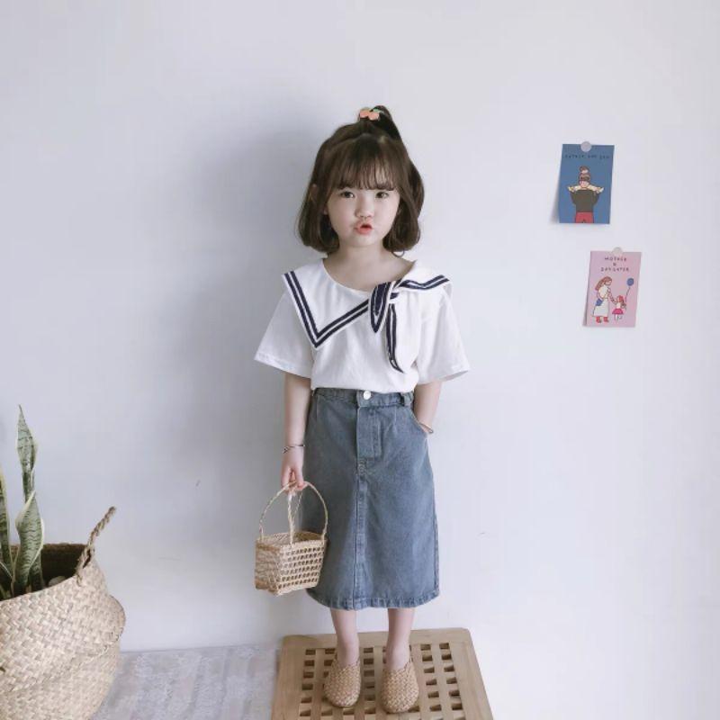 Set bộ váy jean áo coton trắng cổ vạt thời trang bé gái