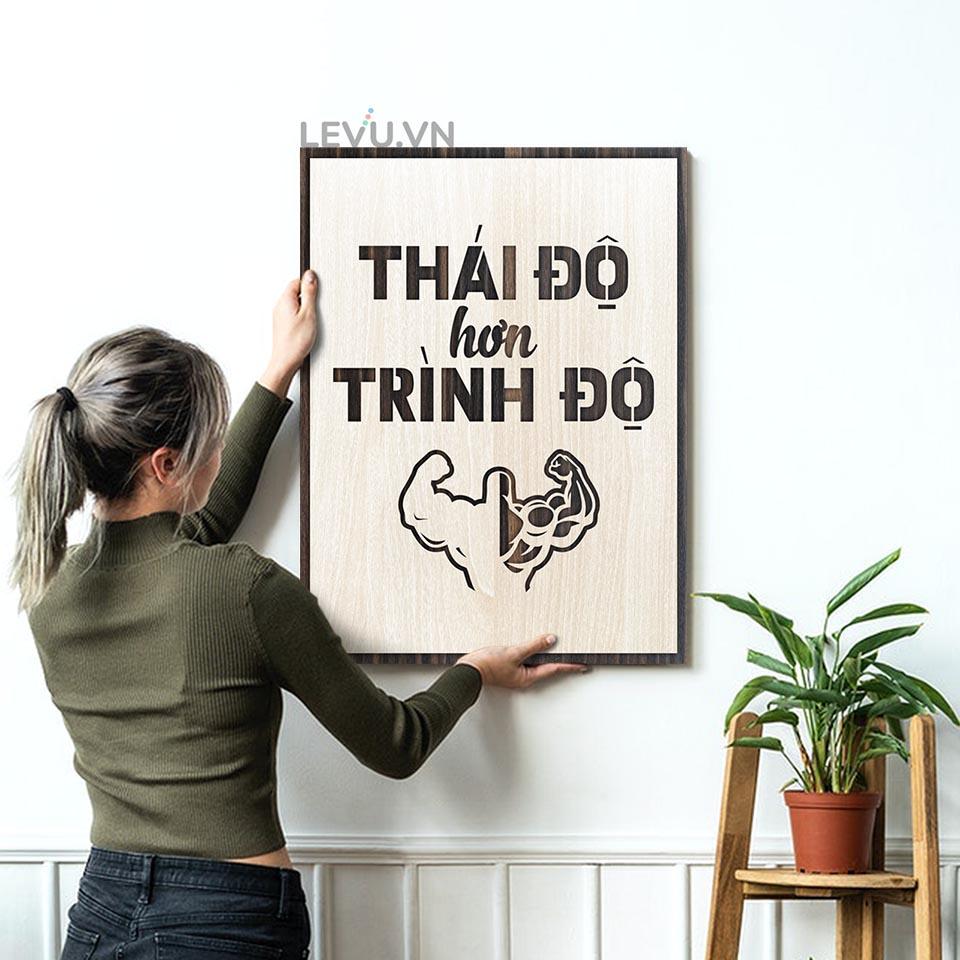 Tranh slogan văn phòng LEVU LV005 "Thái độ hơn trình độ"