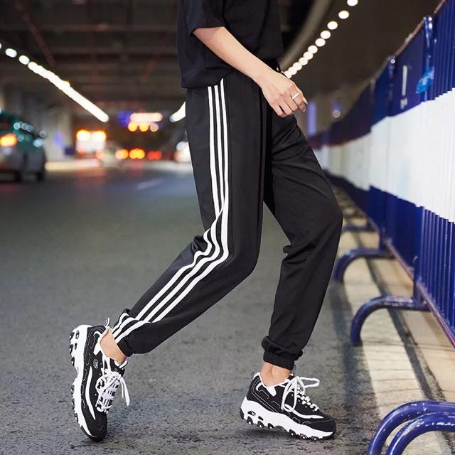 QUẦN JOGGER THỂ THAO SỌC TRẮNG