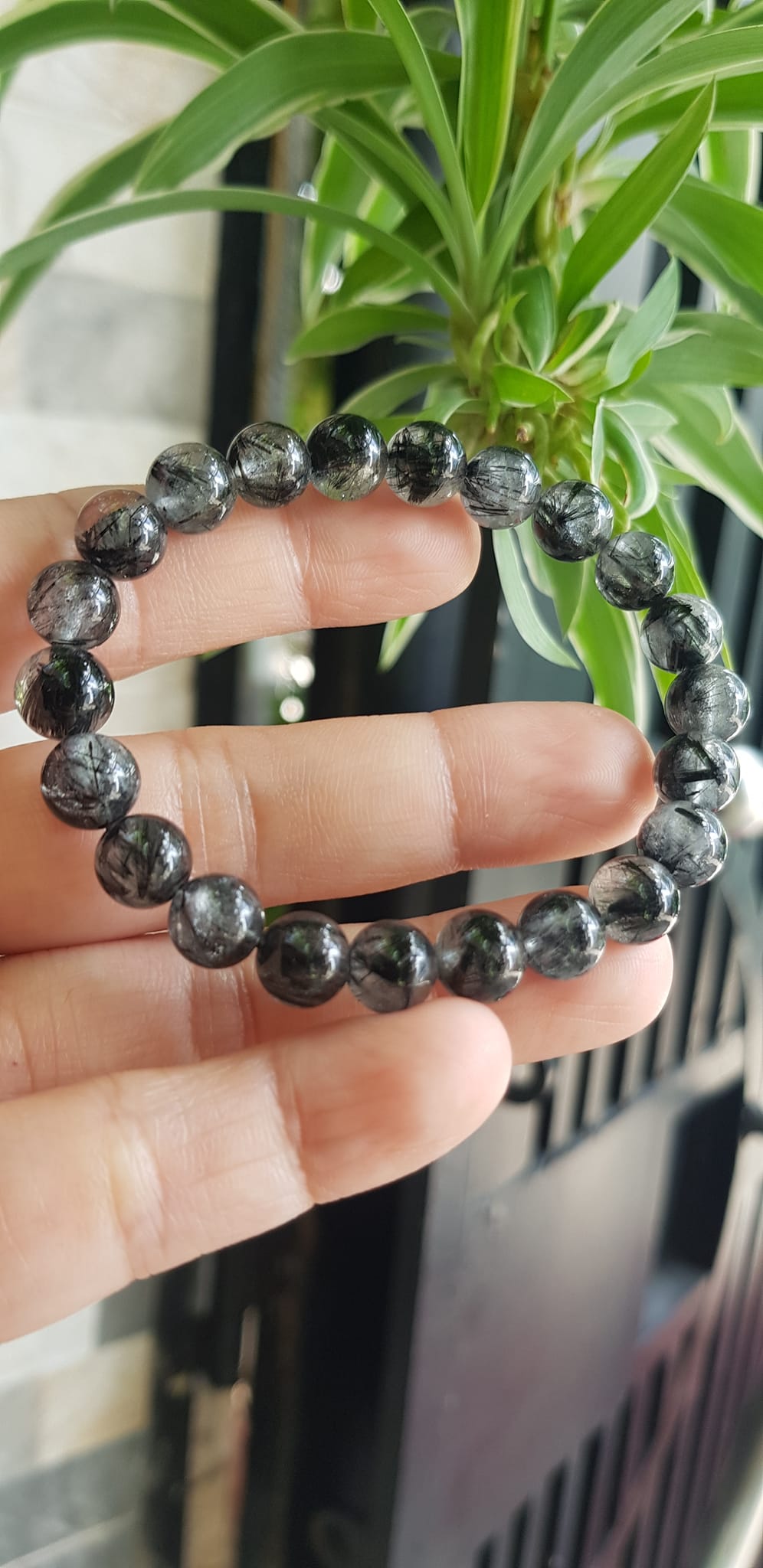 Vòng tay thạch anh tóc đen tự nhiên nữ size hạt 8mm màu đen trắng bóng đẹp hợp mệnh thủy mệnh Mộc đeo đẹp may mắn hợp mệnh tuổi tốt sức khỏe công việc ạ