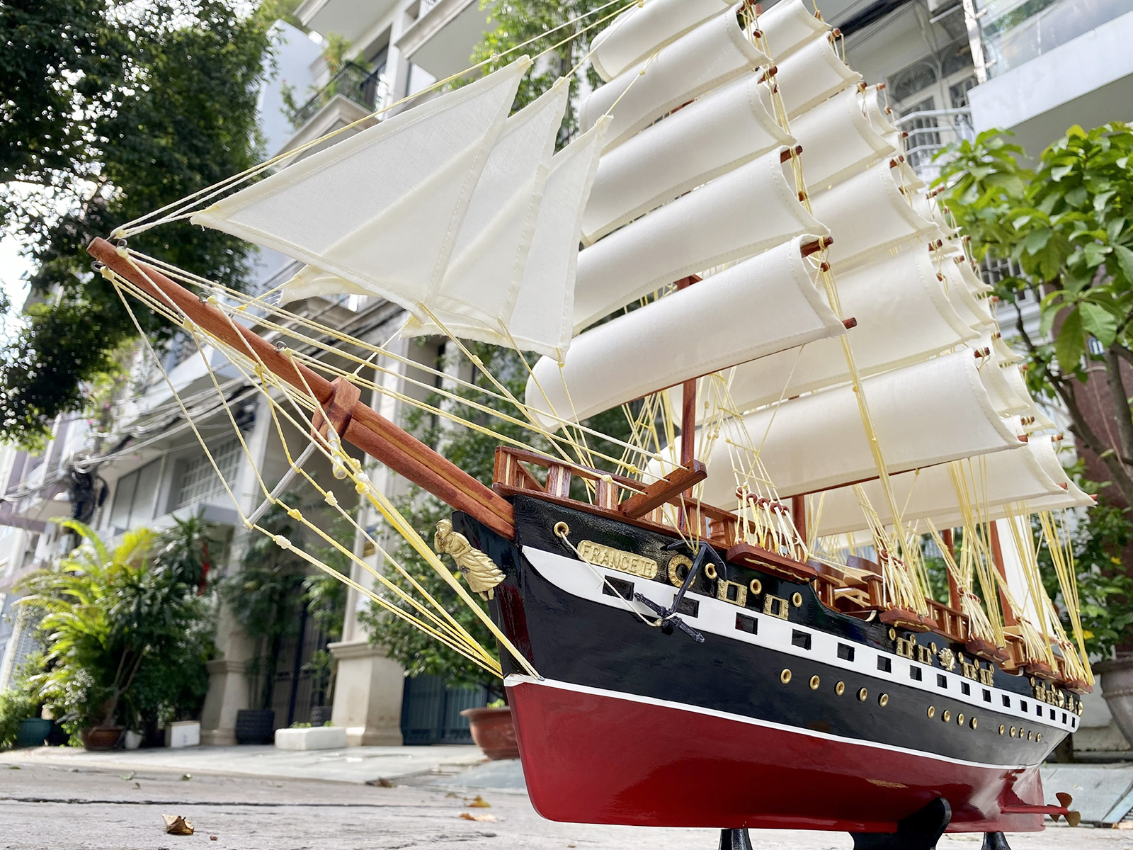 Thuyền gỗ trang trí France 2 Painted dài 104cm gỗ tự nhiên, mô hình thuyền buồm phong thủy, quà tặng khách hàng cao cấp
