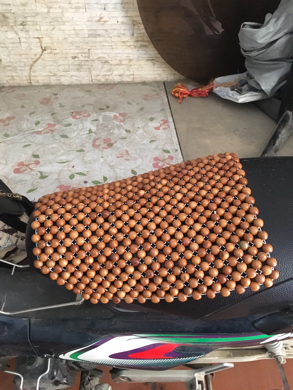 Tấm đệm lót yên xe máy hạt gỗ 1,2cm