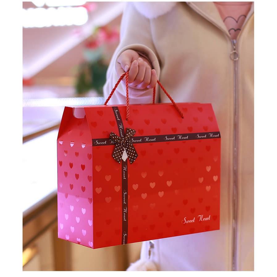 Túi giấy đựng quà tặng gấp thành hộp màu hồng phấn và đỏ In chữ Just For You Q242