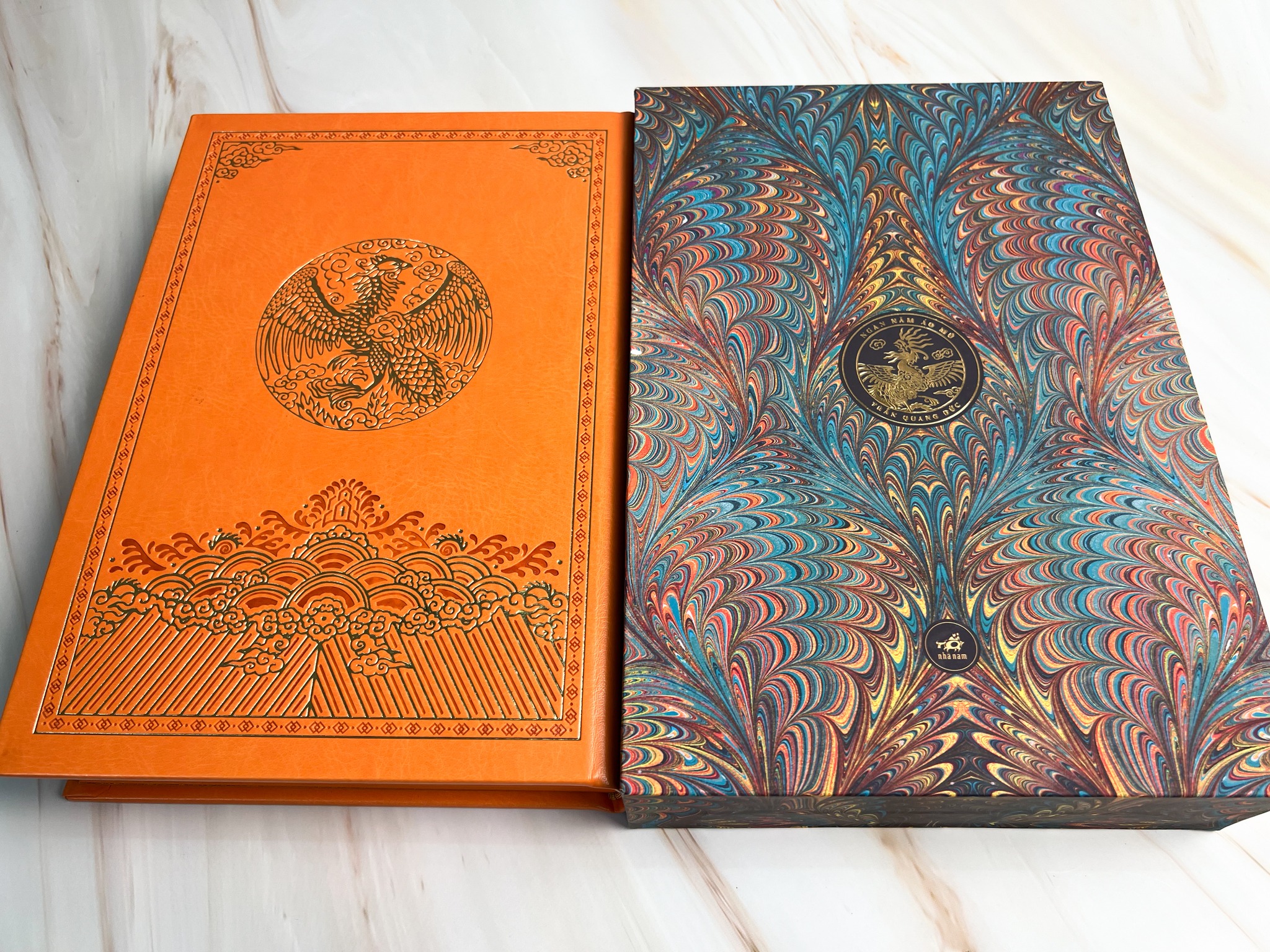 ẤN BẢN BÌA DA PU CAO CẤP VÀ GIỚI HẠN - NGÀN NĂM ÁO MŨ - TRẦN QUANG ĐỨC -