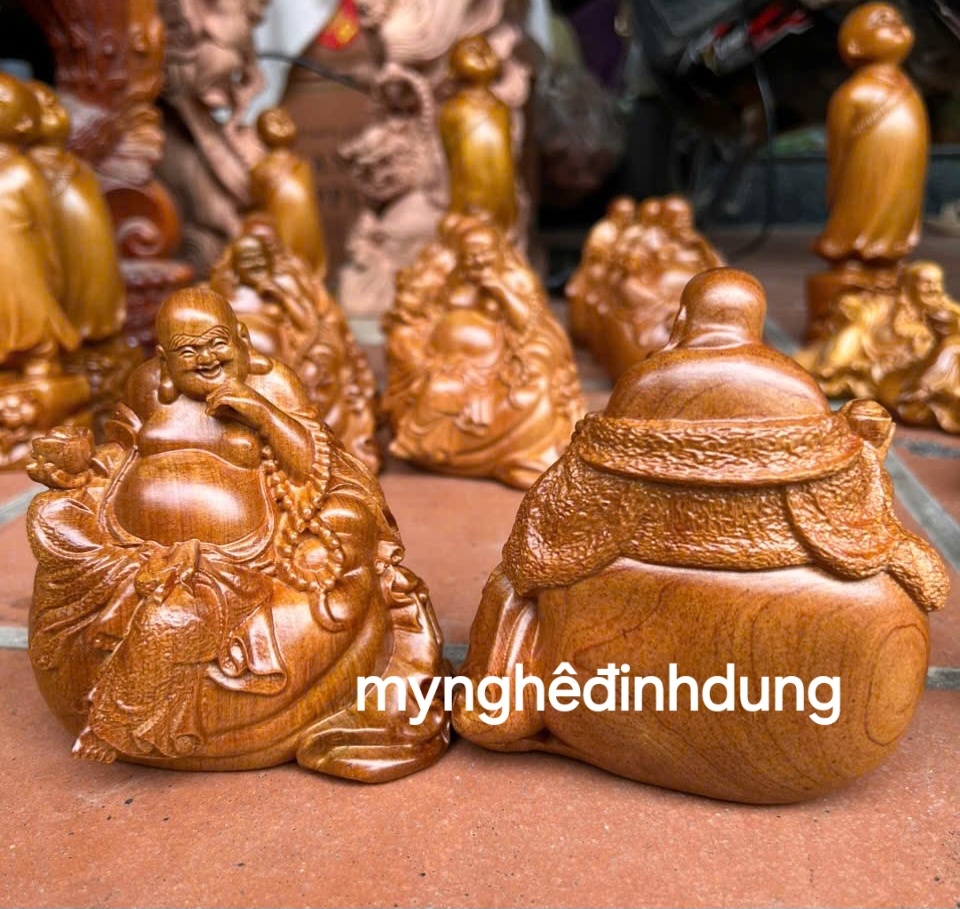 Tượng phật di lặc ngồi bị vàng bằng gỗ  bách xanh thơm nức cao 15x12x10cm