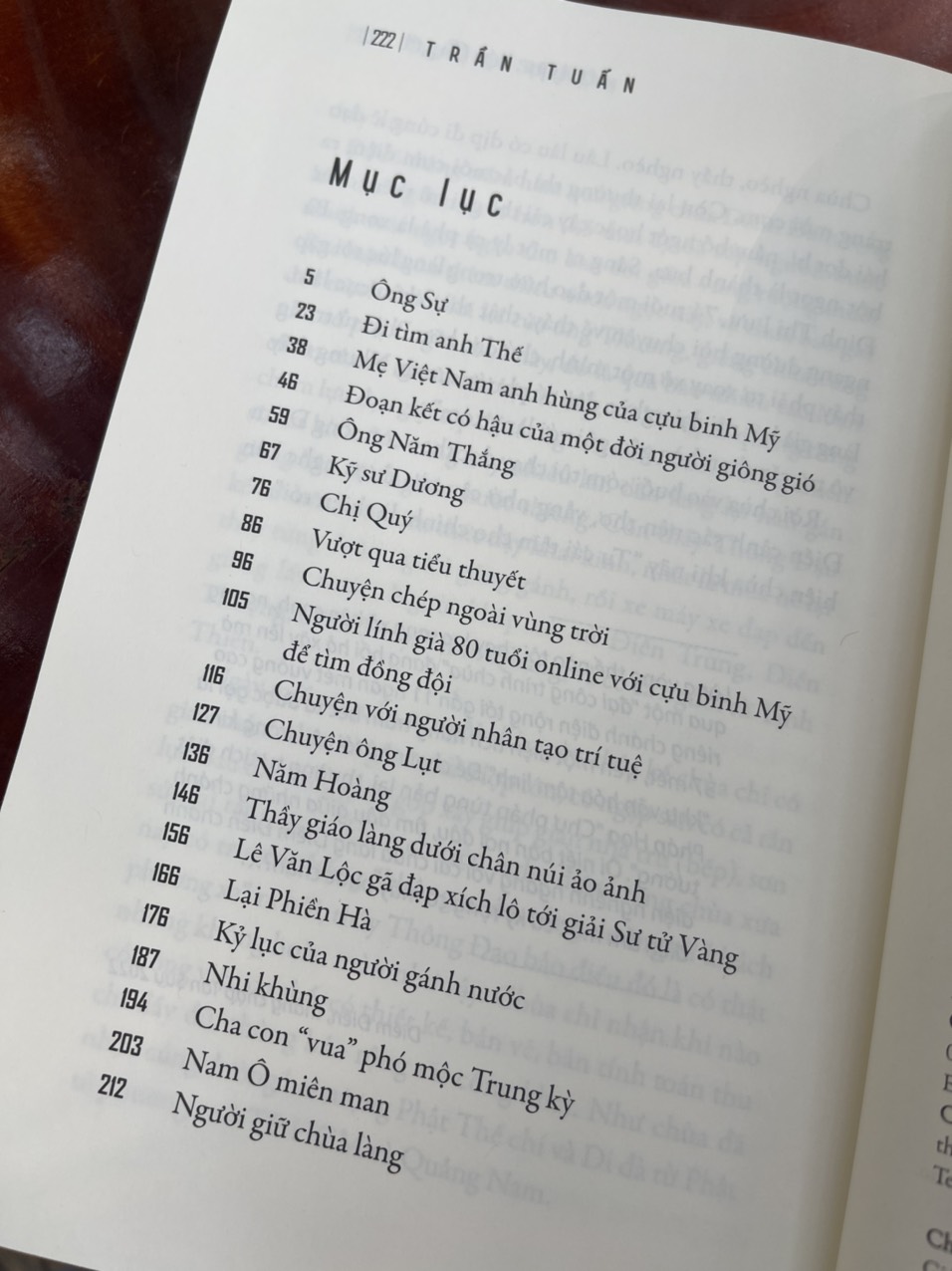 (Chữ ký tác giả) VƯỢT QUA TIỂU THUYẾT – Trần Tuấn –  Liên Việt Books (bìa mềm)