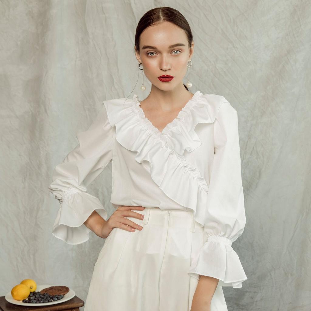 KIOBI - Áo kiểu Ruffle V-neck form suông rộng, cổ V đắp bèo, tay phồng bo thun nhún bèo, vải kate silk trắng - KIA1873T