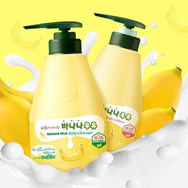 Sữa tắm chiết xuất từ sữa chuối Welcos Banana Milk Body Cleanser Hàn Quốc 560ml + Móc khóa