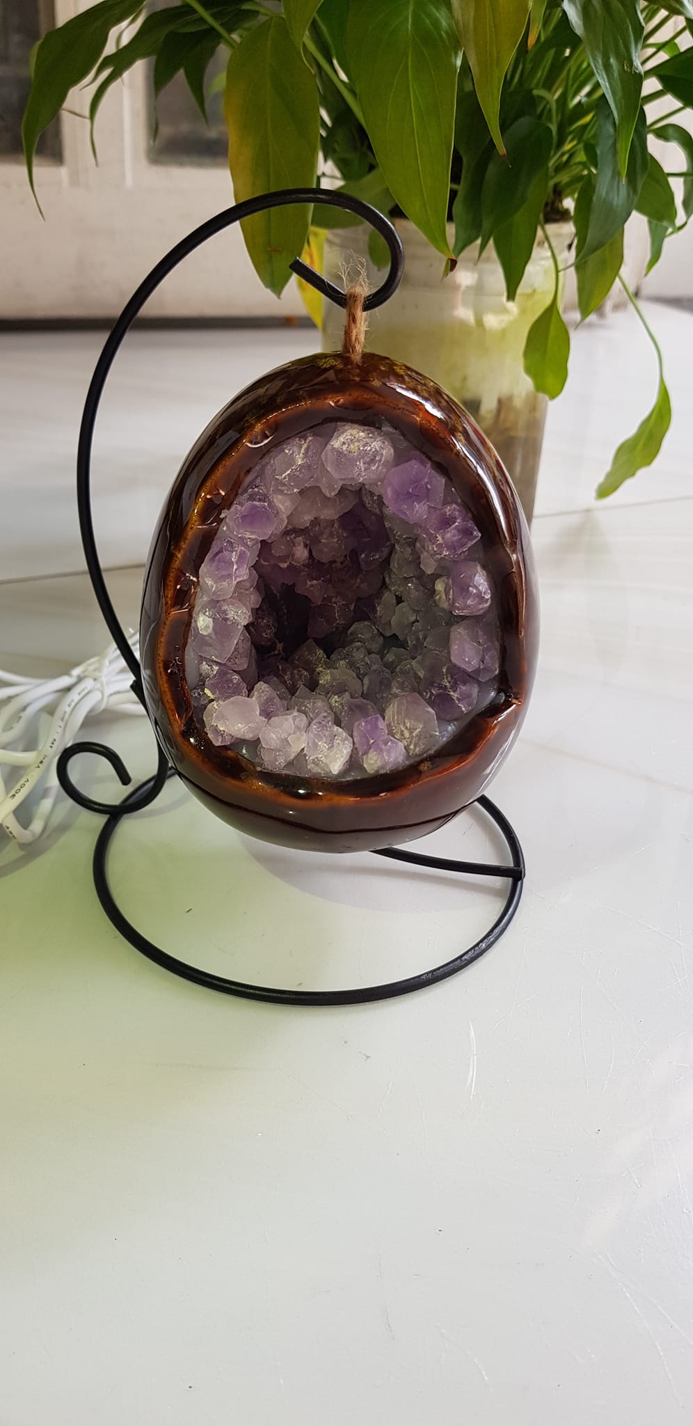Miếng thạch anh tím tự nhiên hốc sâu có đế kiểu có đèn điện công dụng hút tài lộc Size cả chân Cao 16cm đk 12cm miếng tím cao 10cm x đk 8cm Anh Chị để bàn trang trí nhà bàn thờ Thần Tài và treo trong phòng làm đèn ngủ may mắn màu tím thật sự rất tốt đẹp ạ
