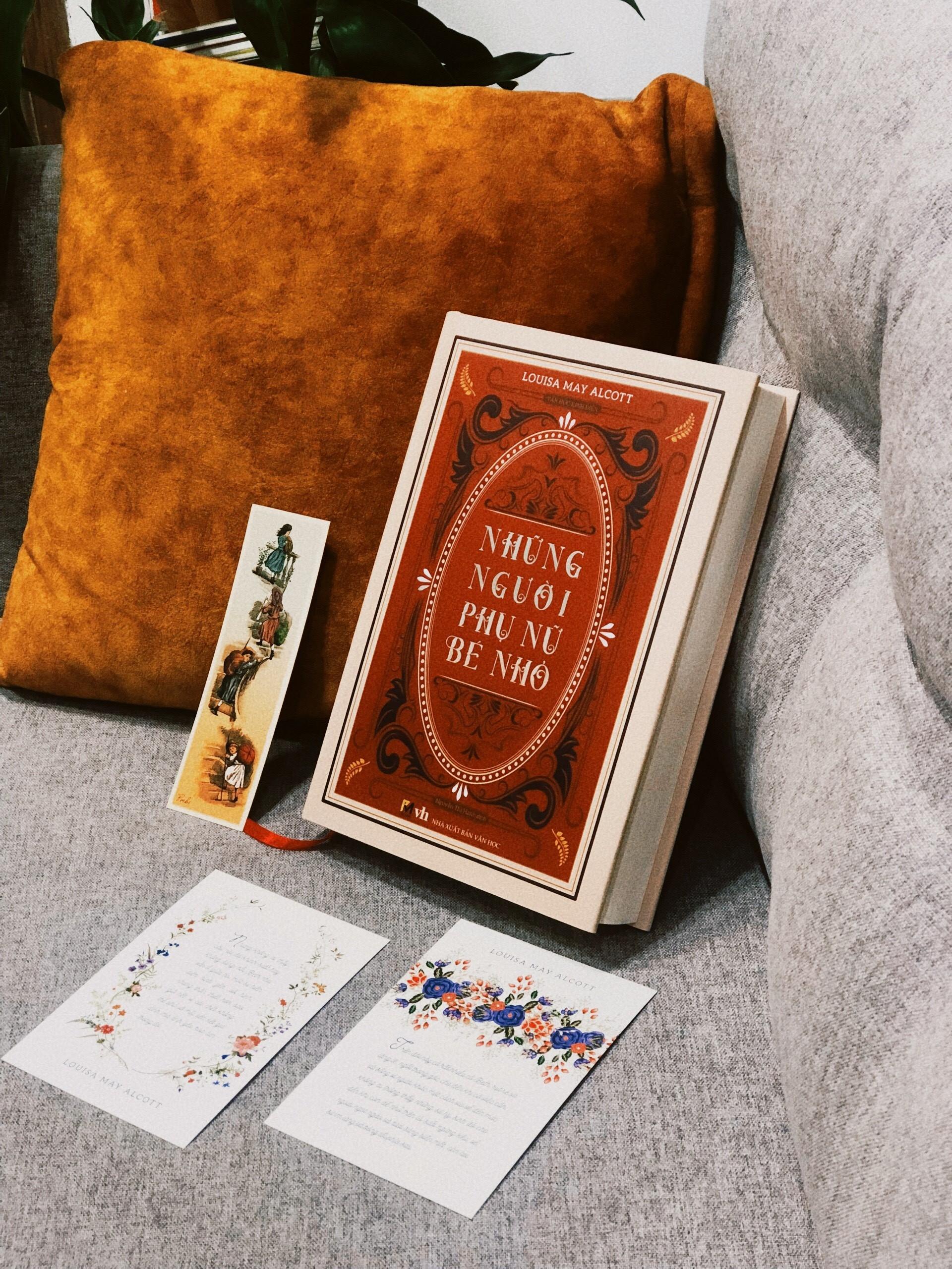 Những Người Phụ Nữ Bé Nhỏ - Phiên Bản Bìa Cứng Phổ Thông - Tặng Kèm Bookmark + 2 Postcard Tranh Màu