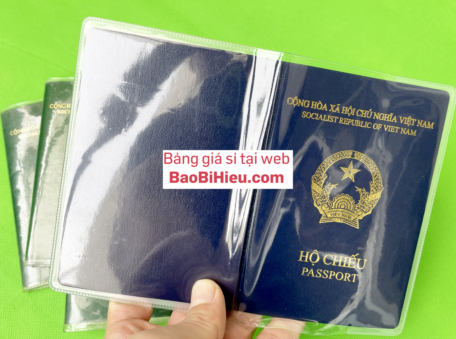 Vỏ bao hộ chiếu (passport) dẻo trong có khe đựng vé máy bay và các thoại thẻ hiệu bamarau B132