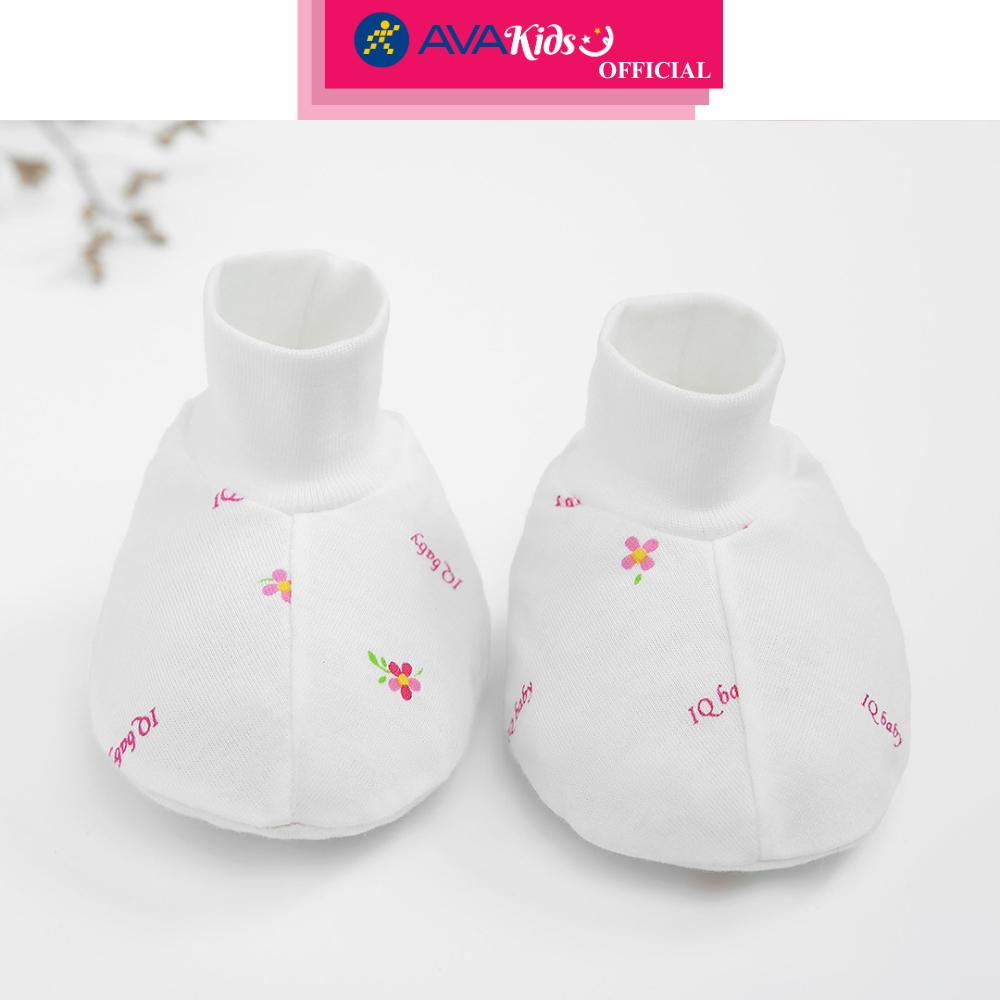 Set nón, bao tay bao chân in hoa hồng IQ Baby màu trắng (0 - 3 tháng) - Hàng Chính Hãng