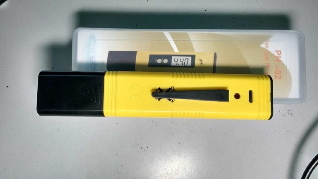 1 bút đo độ pH: PH-02 Auto hiệu chuẩn và 1 cặp HYDROUMAT F