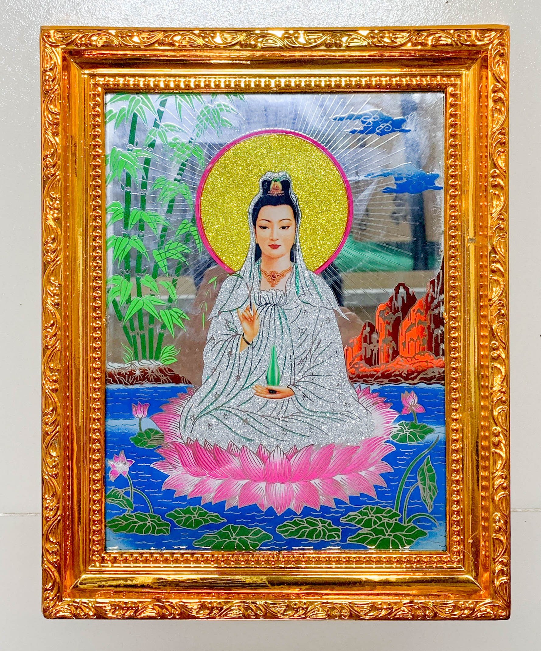 Tranh kiếng thờ mẹ Quan Âm ngồi Đài Sen - khung nhựa cứng mạ vàng