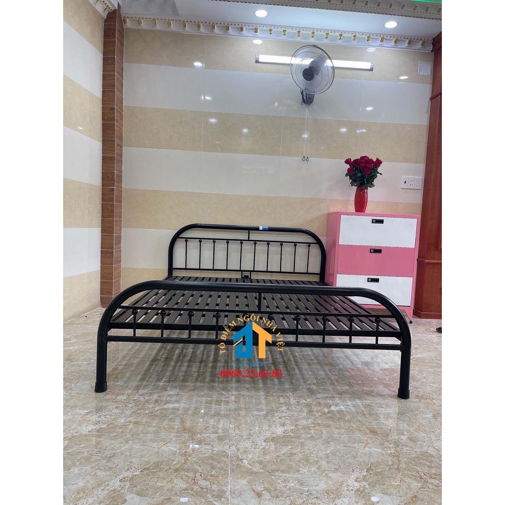 Giường sắt kiểu trân châu cách điệu 1m6x2m