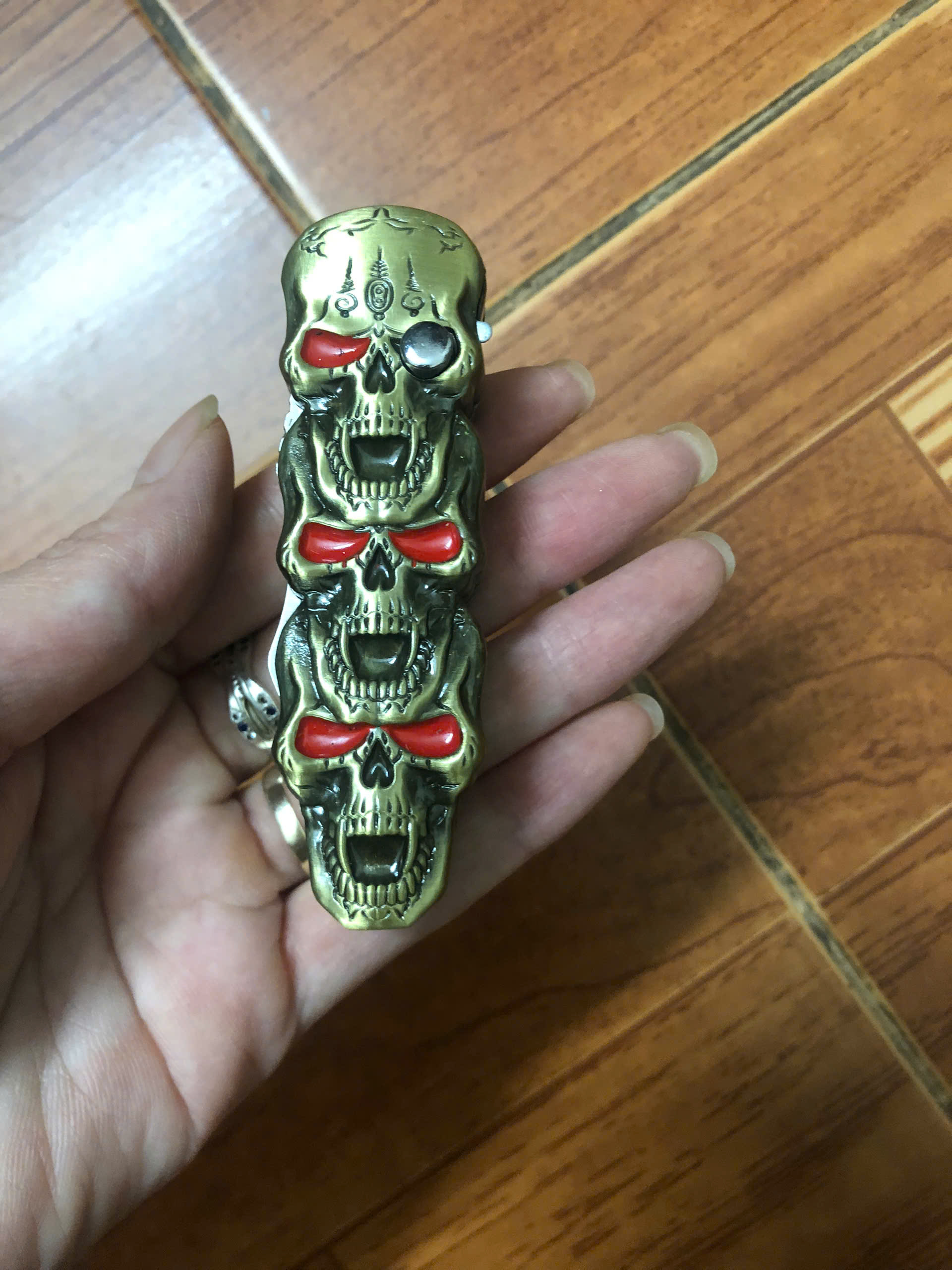 Vỏ hộp quẹt bật lửa khò 1 tia họa hình đầu lâu màu vàng