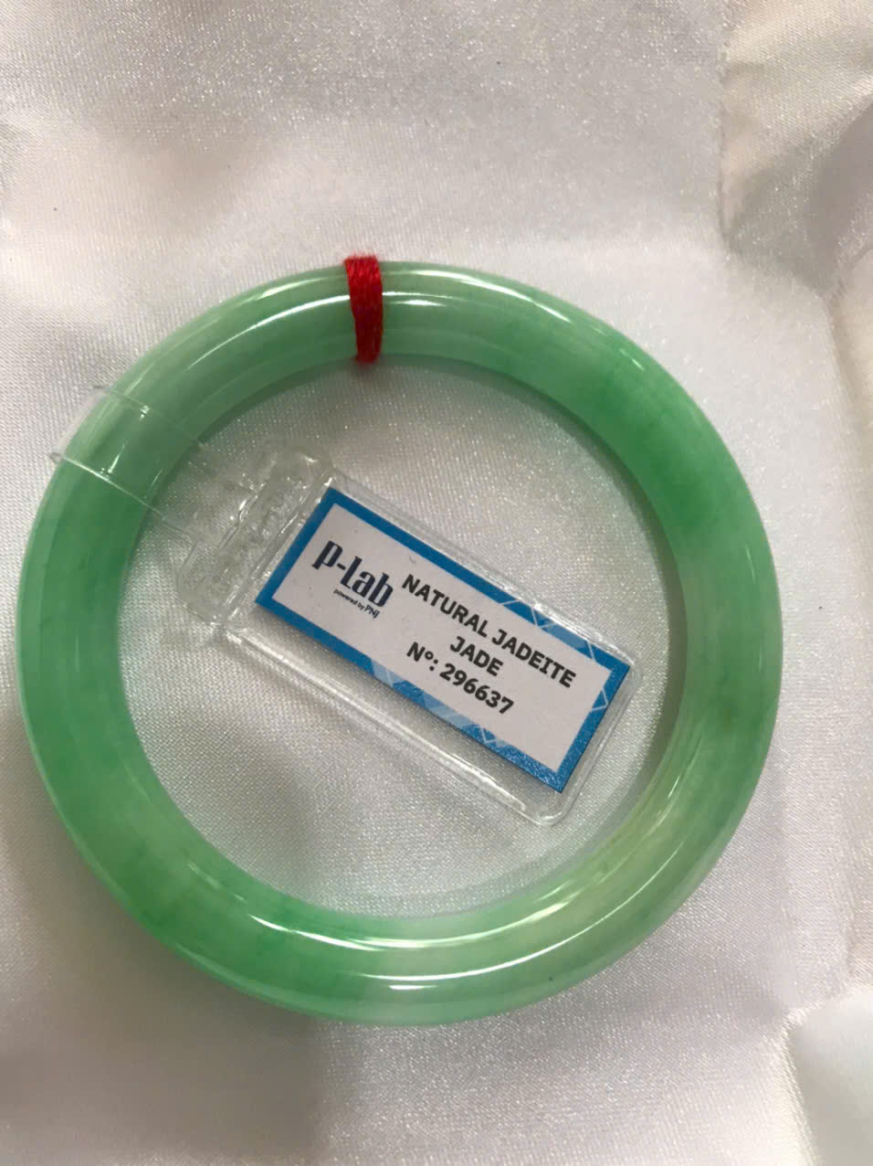 Chiếc Vòng Tay Đá Ngọc Cẩm Thạch Tự Nhiên Vip Lý Đẹp Ni 53mm x chột 8,2mm kiểm định kèm giấy chứng nhận P Lab Ni 296637 Màu Xanh Lý Tươi trắng xanh nhẹ bóng mượt sịn sang nữ 52kg - 60kg đeo ạ