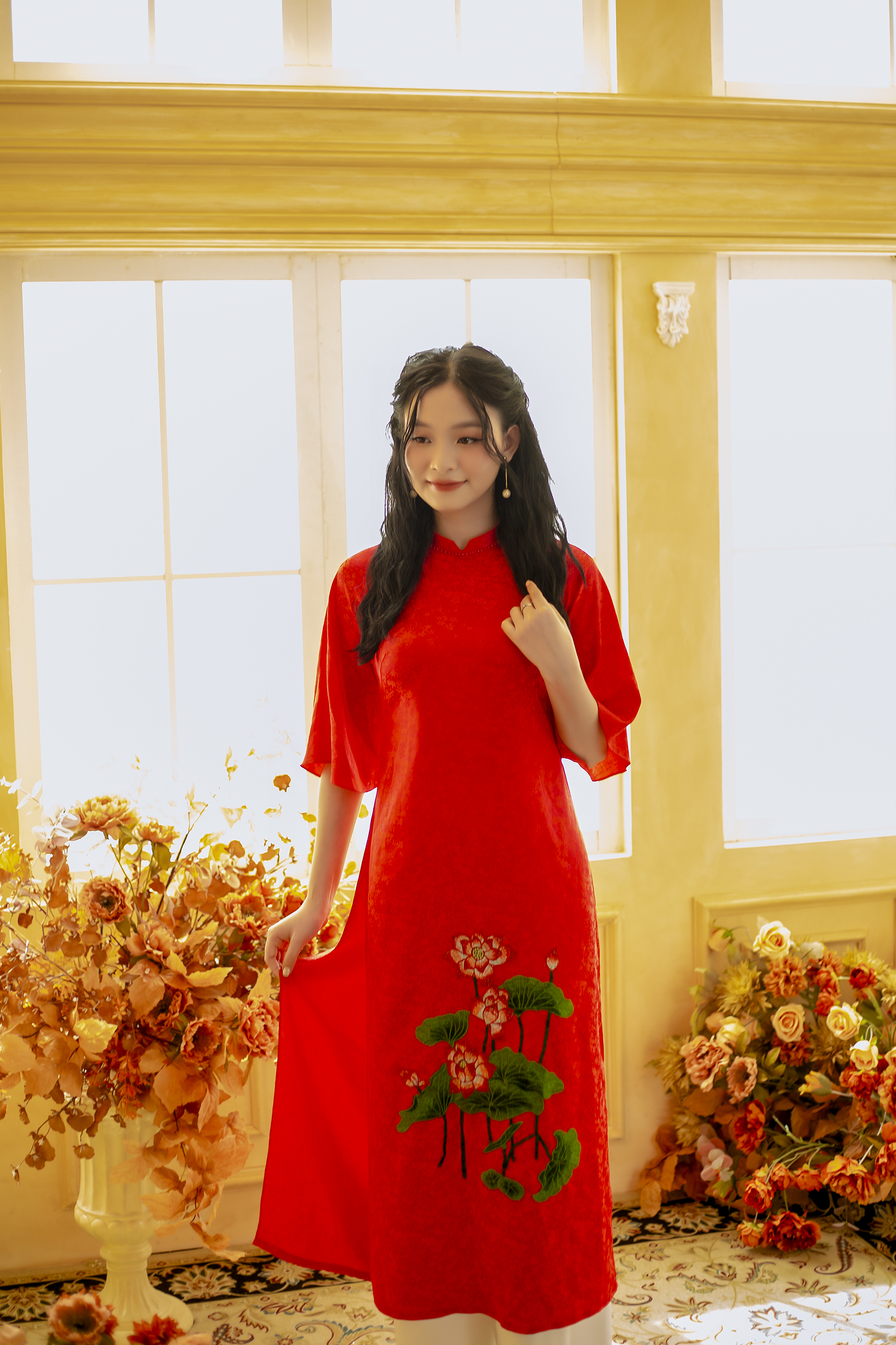 Áo dài suông đỏ kết hoa sen ( size M )