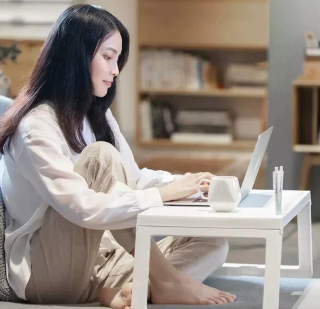 Bàn làm việc, đọc sách gấp gọn bàn học sinh - sinh viên có khe để ipad và cắm bút sử dụng gọn gàng