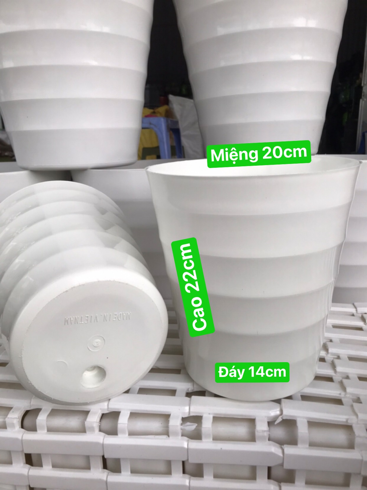 Chậu nhựa tròn cao xoắn trồng hoa đường kính miệng 20 cm - cao 22cm