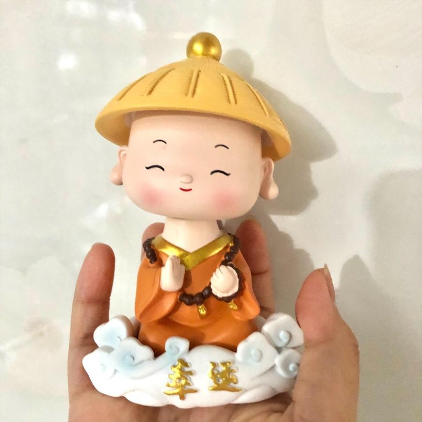 Tượng nước hoa chú tiểu gật đầu dễ thương trang trí xe hơi, ô tô