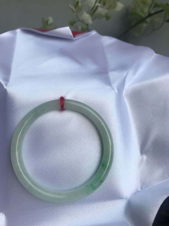 CHIẾC VÒNG CẨM THẠCH MỚI TR LÝ 51 size vòng 51mm x dầy 6,9mm MÀU TRẮNG BÓNG VÂN XANH LÝ 1 BÊN XINH LẮM NỮ 50kg đến 58kg Đeo