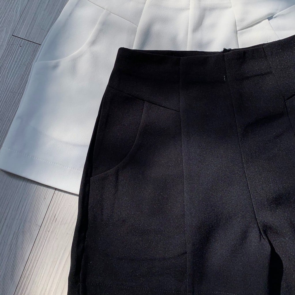Quần short cạp cao có hai màu trắng đen dễ phối đồ chất xịn mịn