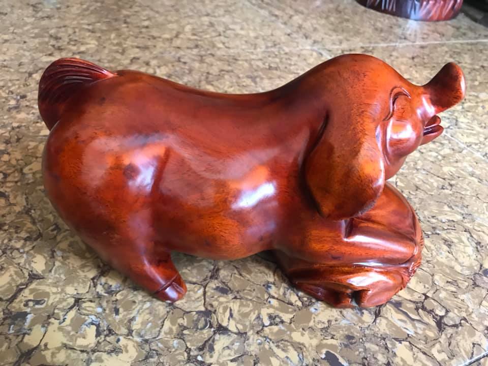 TƯỢNG HEO GỖ GÕ NẰM ÔM BAO TIỀN VUI VẺ SIZE DÀI 30CM X CAO 17CM X NGANG 14CM TRƯNG BÀN ĐẸP