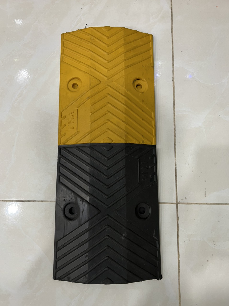 Gờ giảm tốc cao su Dài 50cm x Rộng 20cm x Cao 3cm đầy đủ phụ kiện.