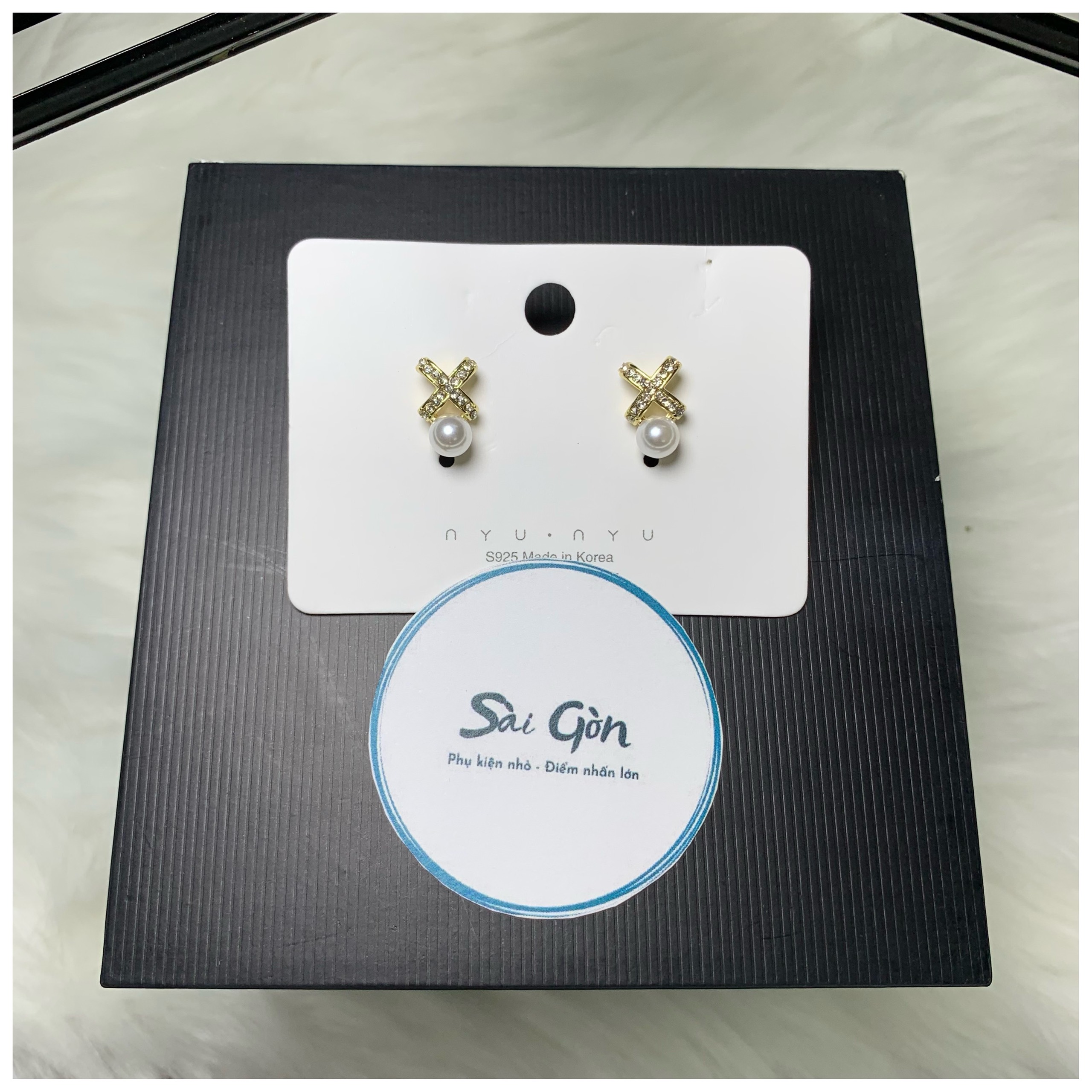 Bông tai chữ X đính đá ngọc trai SAIGON ACCESSORY