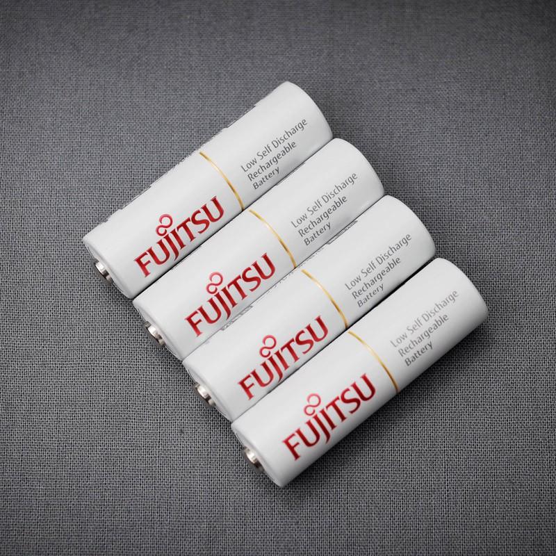 Bộ box sạc kèm 4 pin AA Fujitsu HR-3UTC 1900mAh hàng nội địa box Nhật - made in JAPAN (trắng)