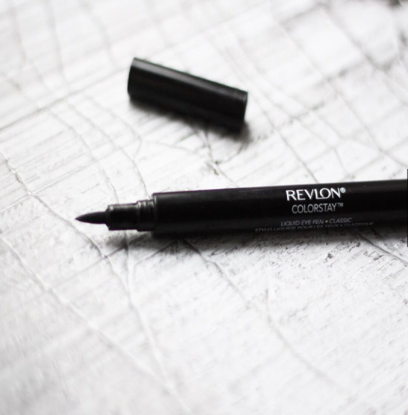 Bút lông kẻ viền mắt Revlon Liquid Eye Pen 1.6g