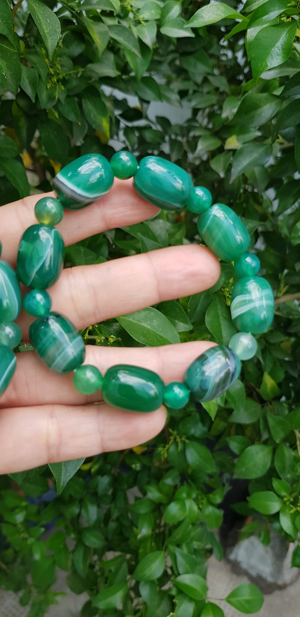 Vòng tay nữ đá mã não xanh cánh sen đậm phối kiểu hạt thống hạt tròn Size hạt 13mm Màu xanh cánh sen đậm vân tự nhiên rẻ xinh đẹp ạ