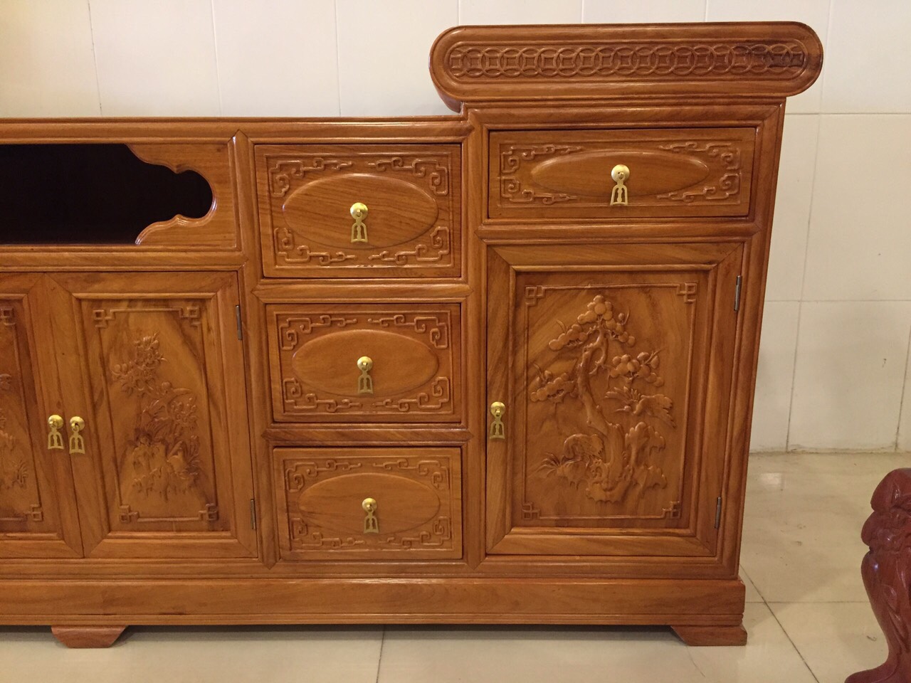 Tủ ti vi gỗ gõ đỏ mẫu đẹp