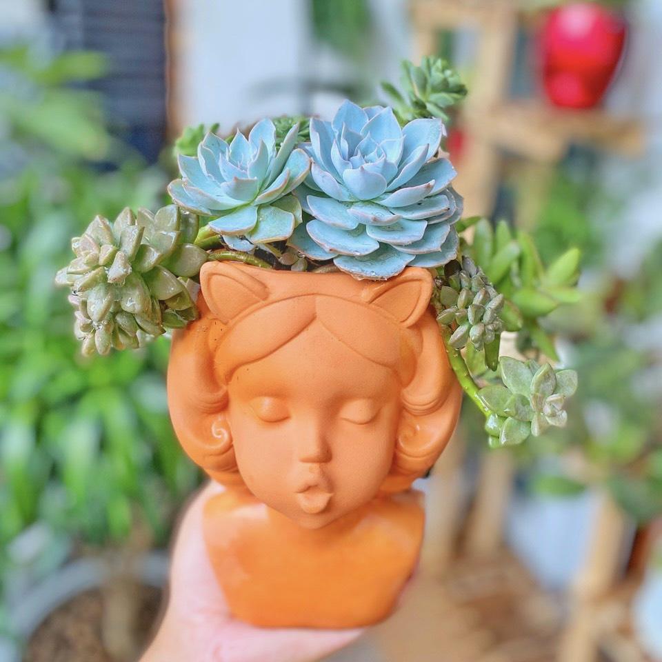 Chậu đất nung bé gái trang trí tiểu cảnh, trồng sen đá siêu xinh - 14*14*19cm