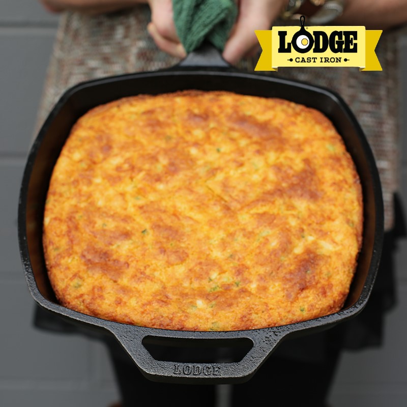 Chảo gang đúc hình vuông, đáy bằng Lodge 26cm - L8SQ3. Chảo dùng nướng, chiên, xào, áp chảo thực phẩm.