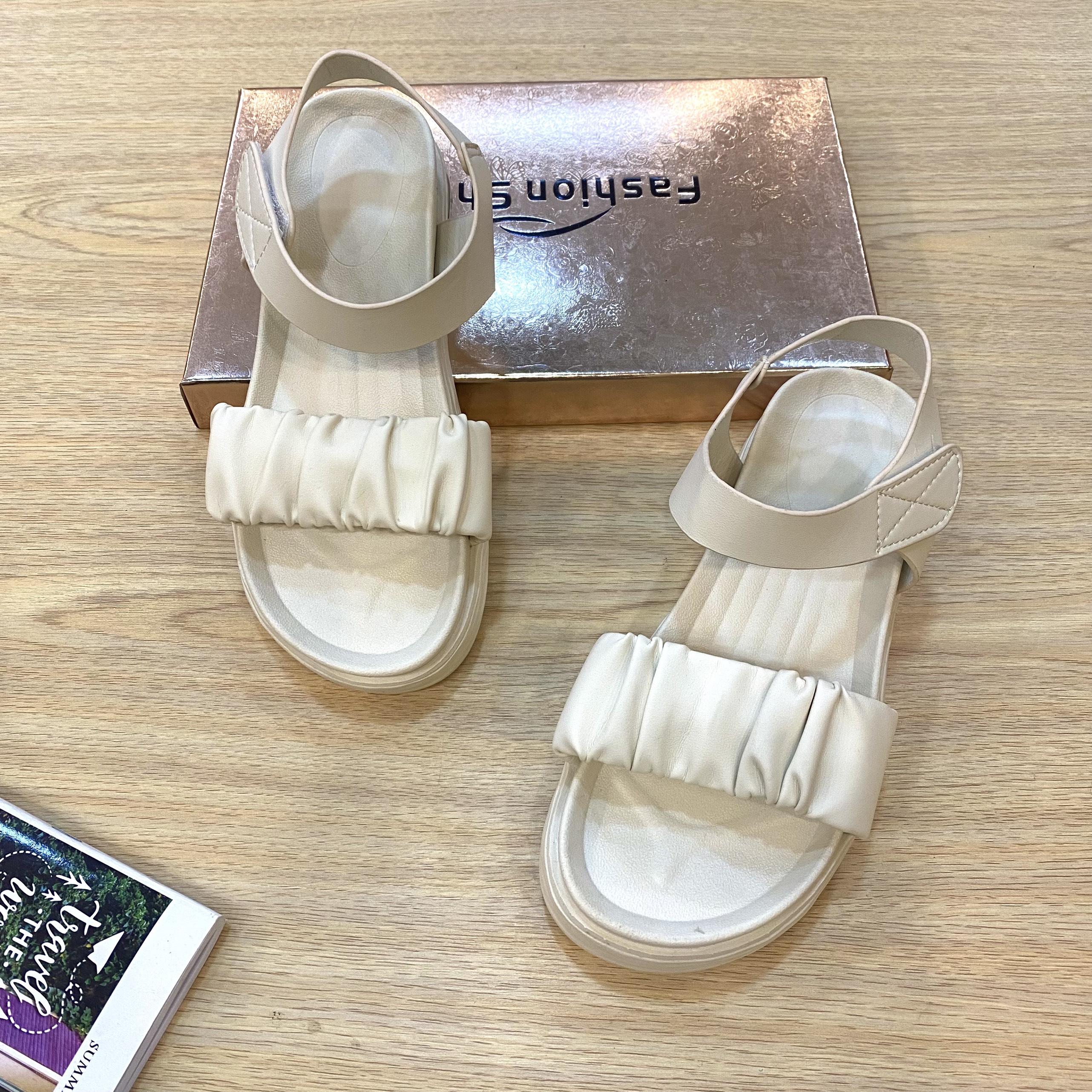 Giày Sandal Nữ Đế Xuồng HUA Quai Ngang màu kem dễ phối đồ cao 4cm 029086