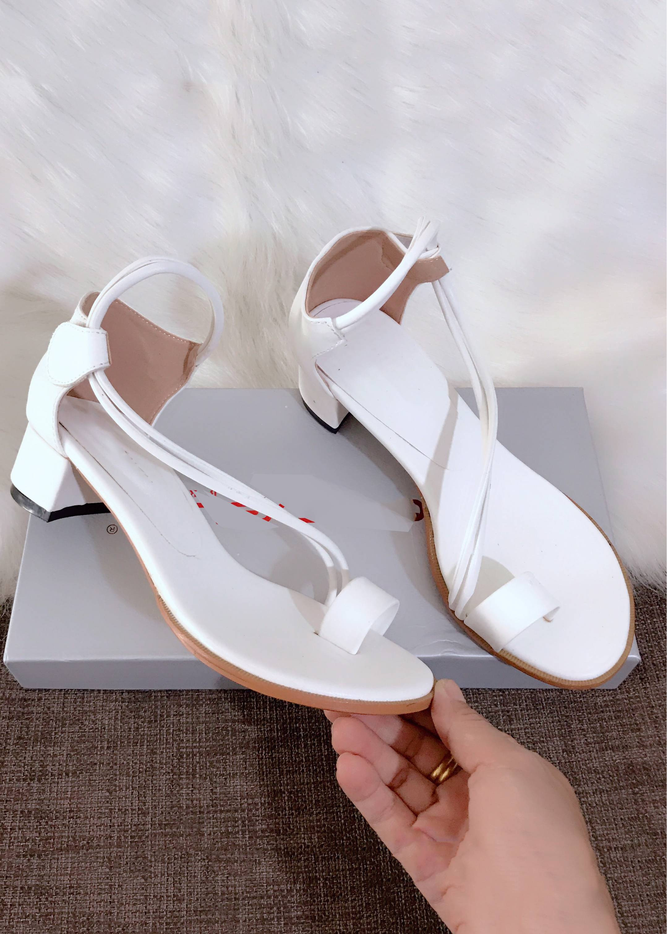 Giày Sandal Quai Cách Điệu Gót Vuông M4