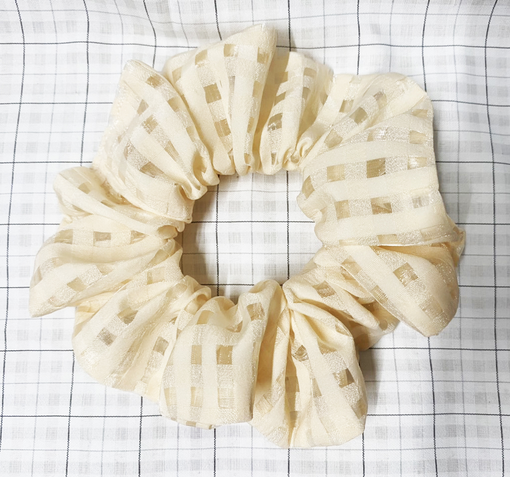 Cột tóc scrunchies màu vàng caro lưới size trung