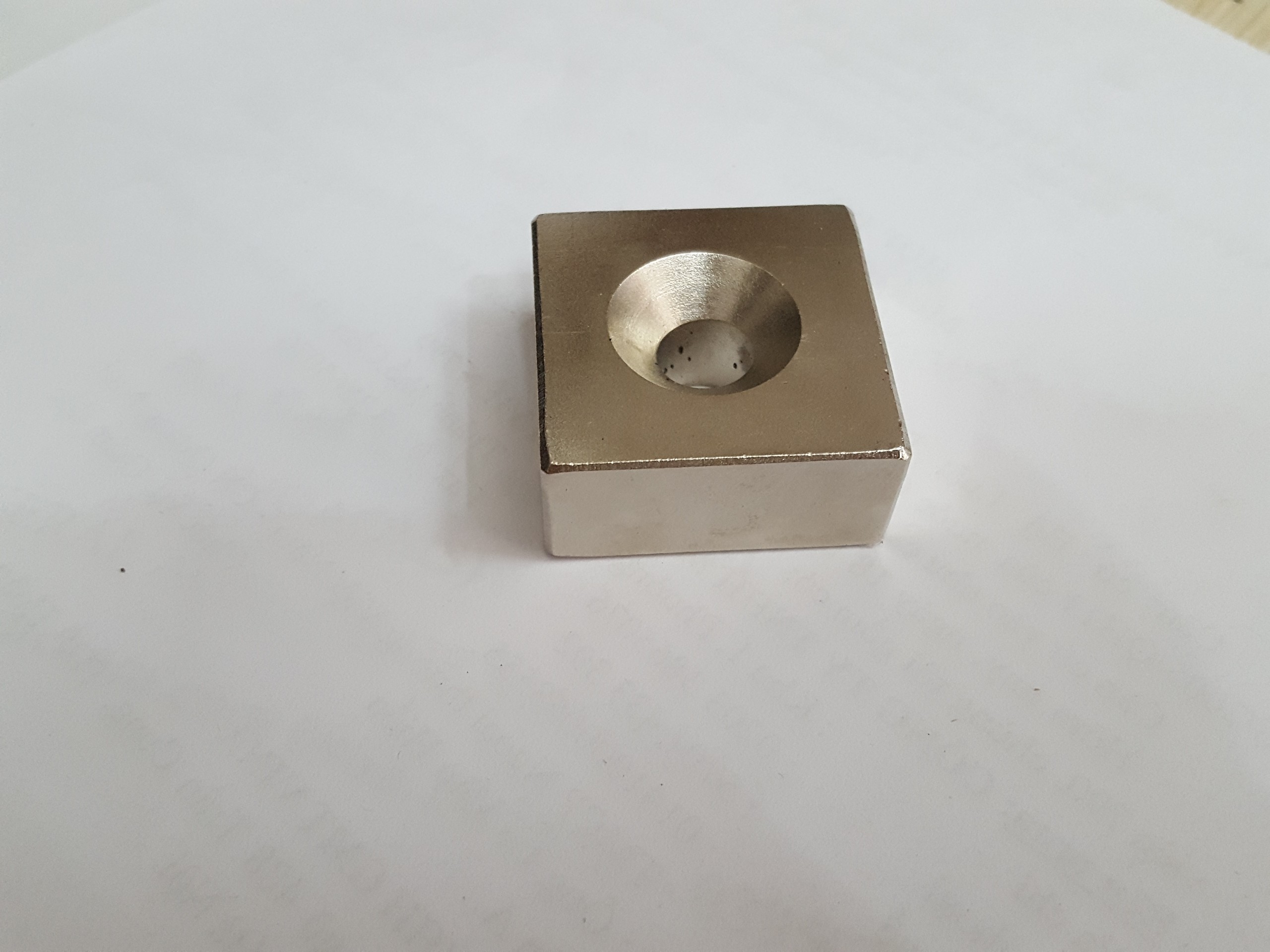 Nam châm 35x35x15mm có lỗ vát, lực hút siêu cường