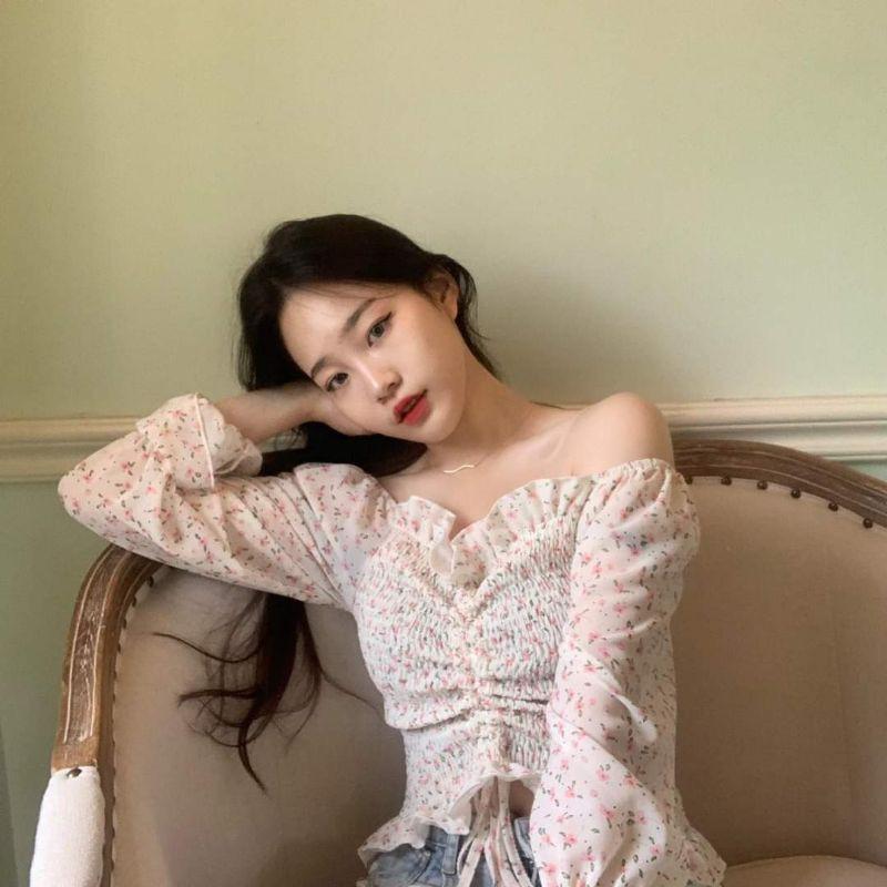 Áo trễ vai tay dài bo thun họa tiết hoa