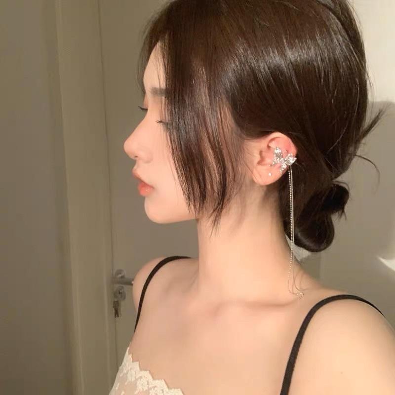 Hoa tai 1 bên dáng dài dạng gài - Arora boutique
