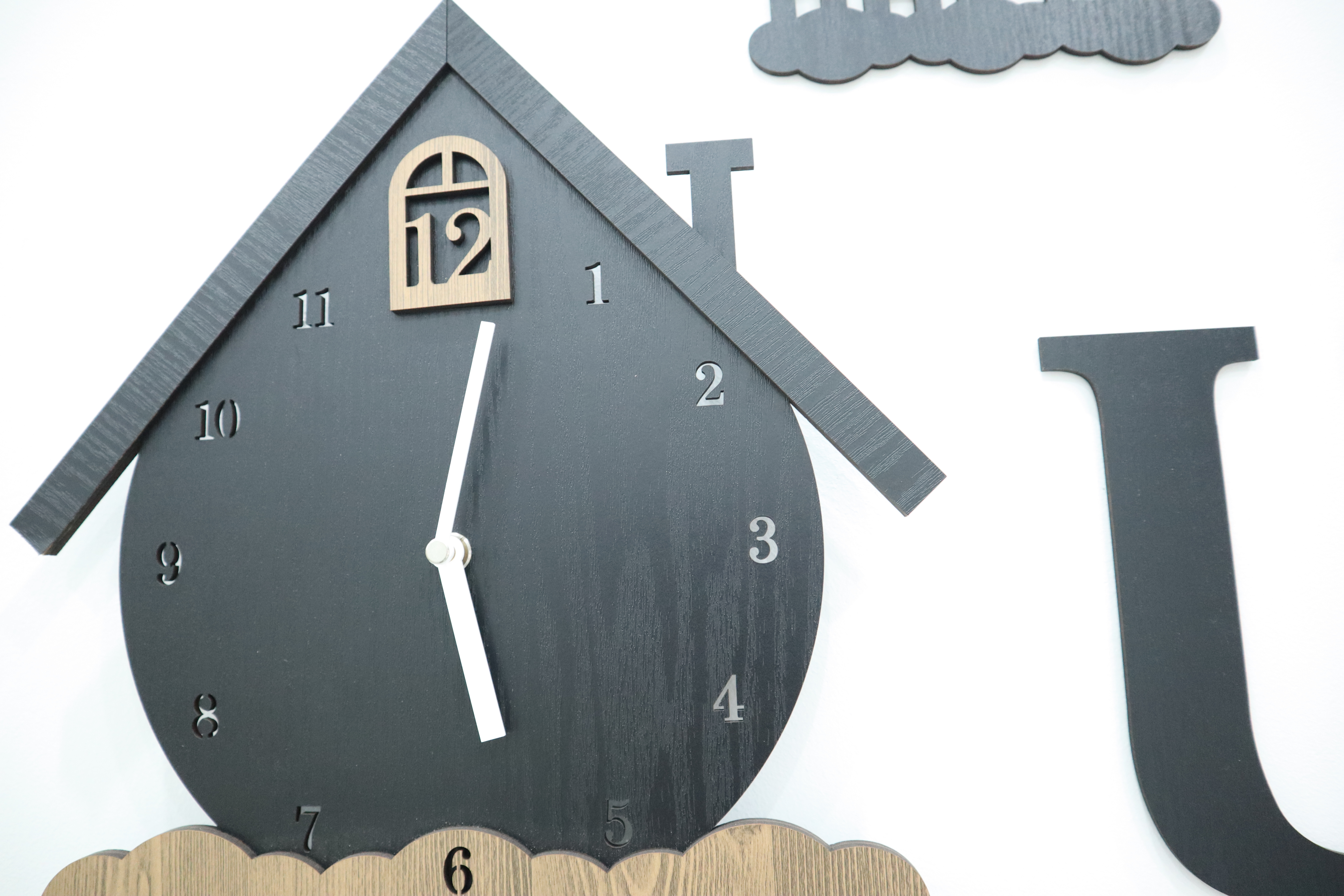 Đồng hồ treo tường trang trí decor nhà cửa hình chữ House - House wall clock