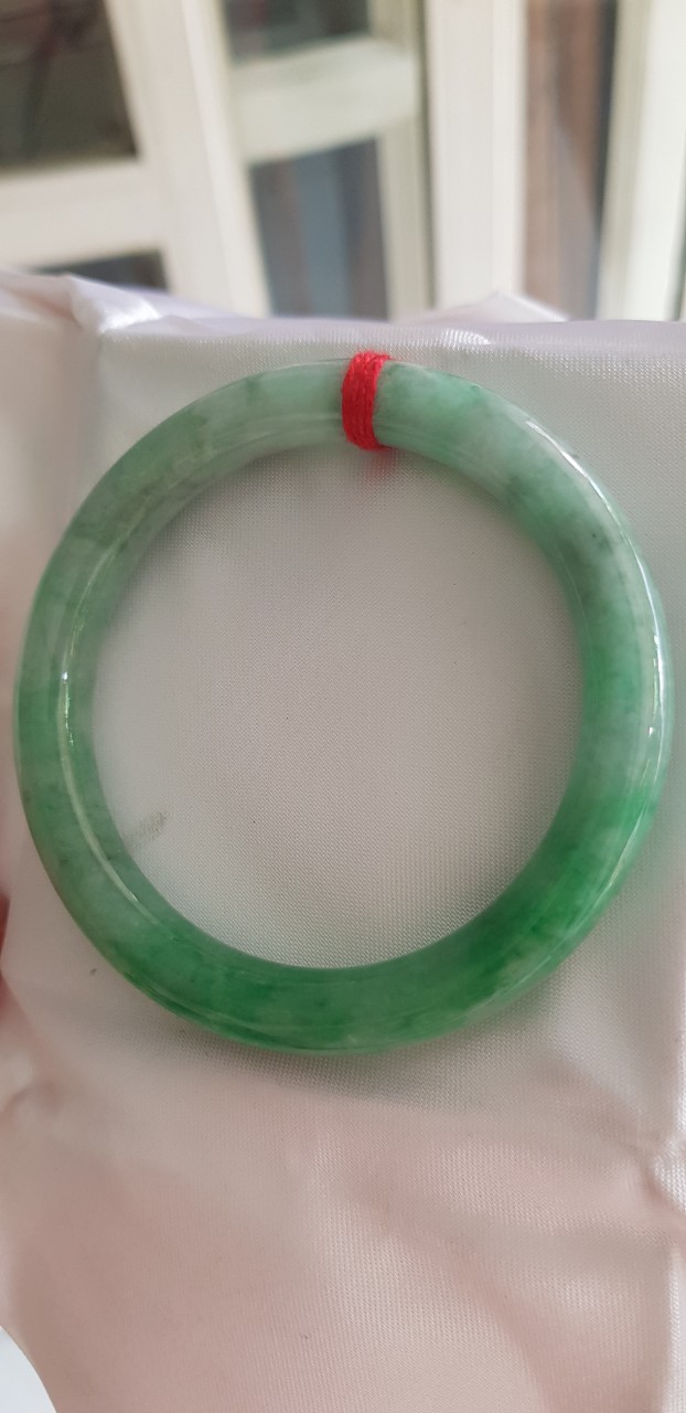 Vòng Cẩm Thạch tự nhiên mới Đậu Lý Sao 53mm x chột 8mm cao cấp sịn bóng đẹp màu xanh đậu lý tươi sáng bông trắng xanh nhẹ đẹp bóng nữ 52kg - 60kg đeo rất đẹp sang tay món quà tặng Mẹ , tặng vợ người phụ nữ yêu quý may mắn ý nghĩa ạ