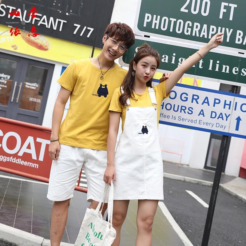 Áo cặp nam nữ ️FREESHIP️ set áo thun đôi màu vàng logo thêu kèm váy yếm và quần short kaki màu trắng đẹp AT31