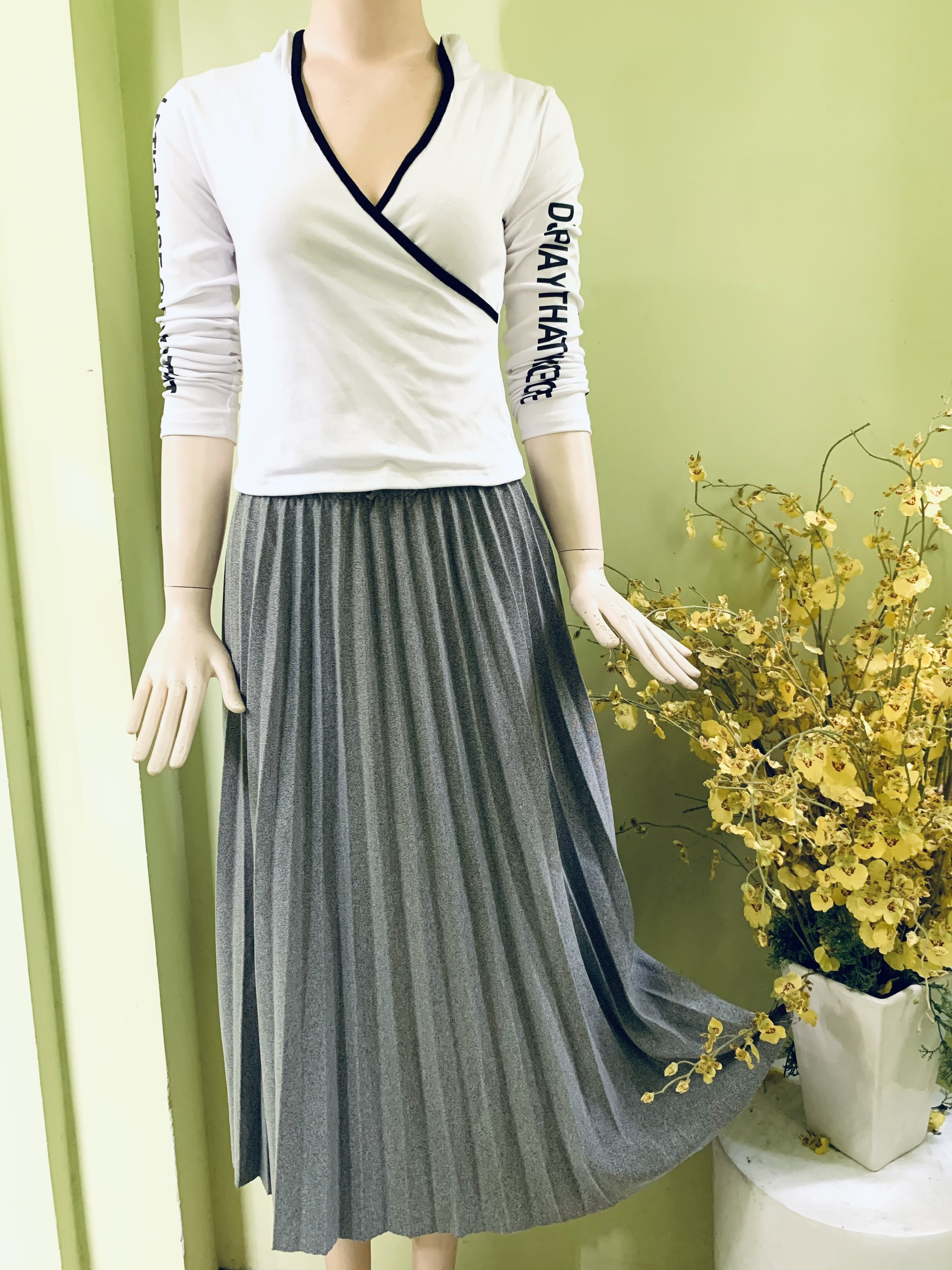 Áo thun body có nón tay dài in chữ